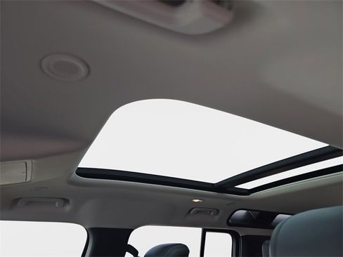 Used 2020 Land Rover Defender 110 HSE image 32