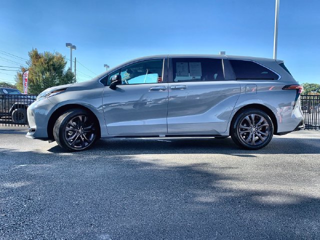 Certified 2024 Toyota Sienna XSE FWD image 5