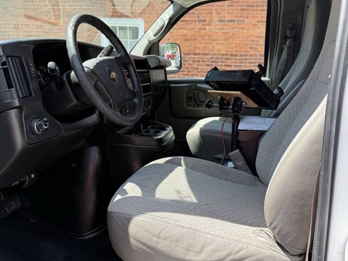 Used 2015 Chevrolet Express 2500 RWD image 16