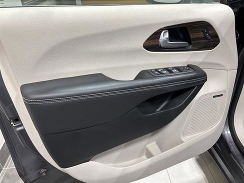 Used 2022 Chrysler Pacifica Limited AWD/4WD image 8