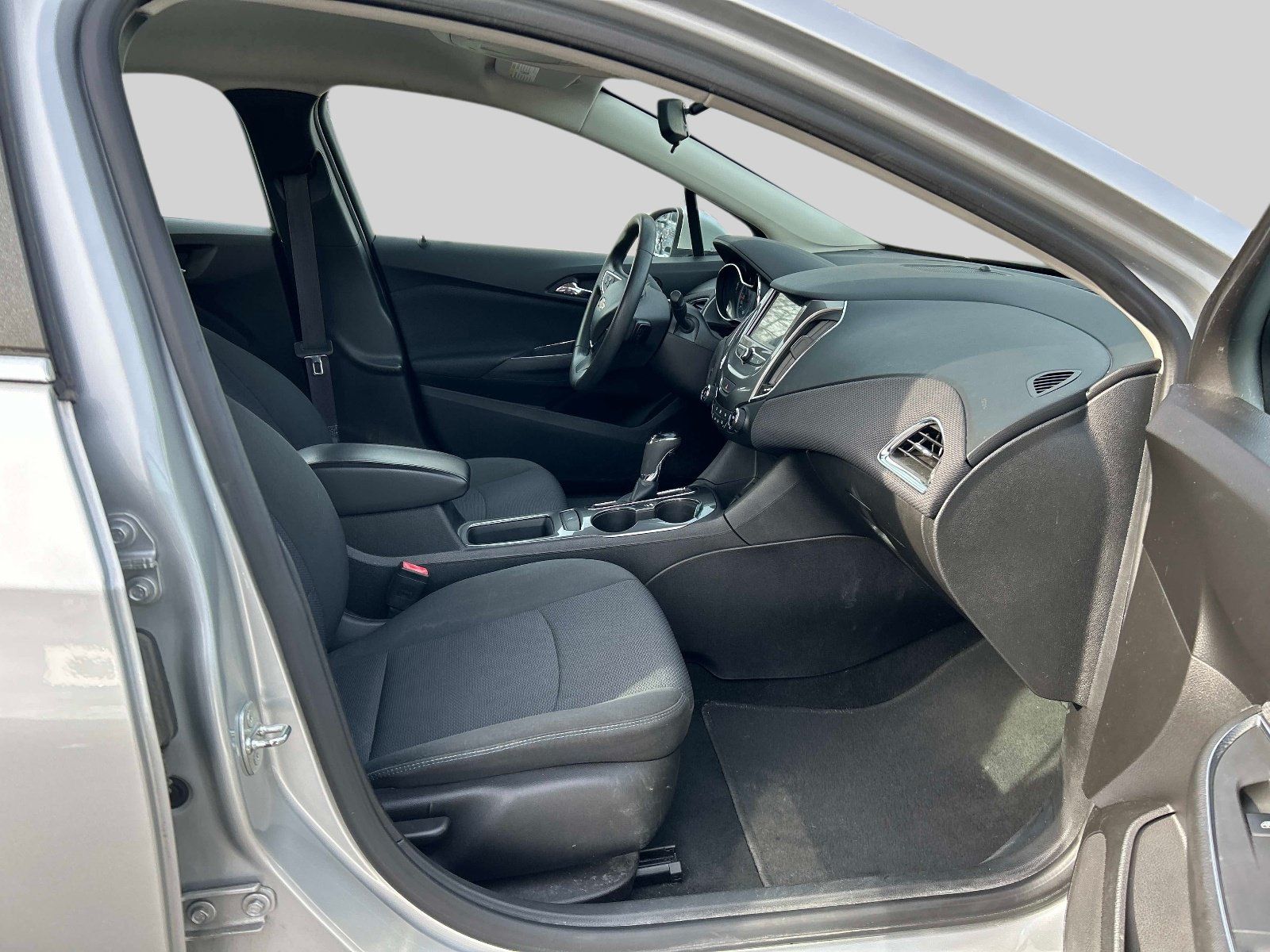 Used 2017 Chevrolet Cruze LT w/ Convenience Package FWD image 17