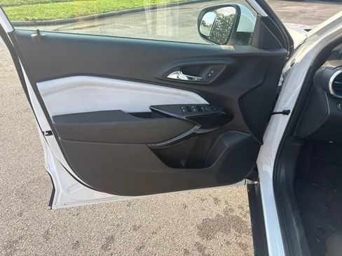 Used 2025 Chevrolet Trax LT FWD image 14
