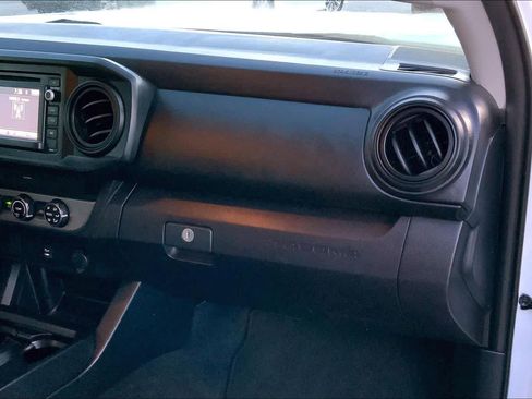 Used 2018 Toyota Tacoma SR image 17
