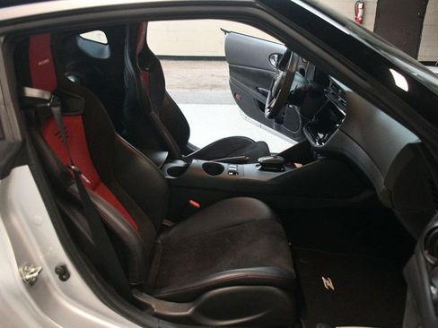 Used 2024 Nissan Z NISMO w/ Floor Mat Package RWD image 27