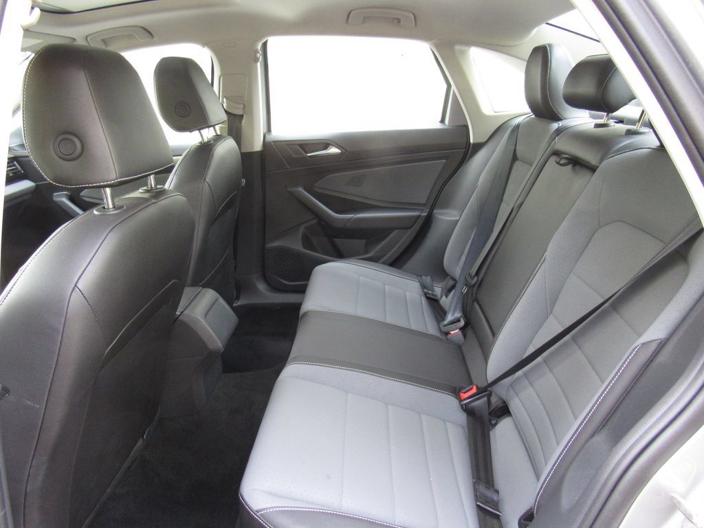 Used 2025 Volkswagen Jetta SE FWD image 15