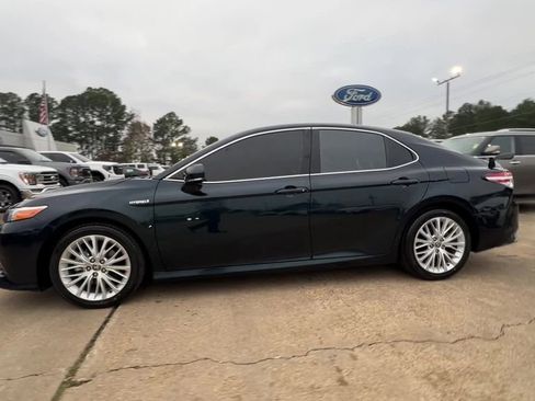 Used 2020 Toyota Camry XLE image 3