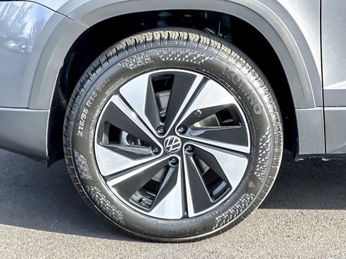 New 2026 Volkswagen Taos SE image 24