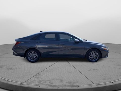 Used 2024 Hyundai Elantra SEL image 2