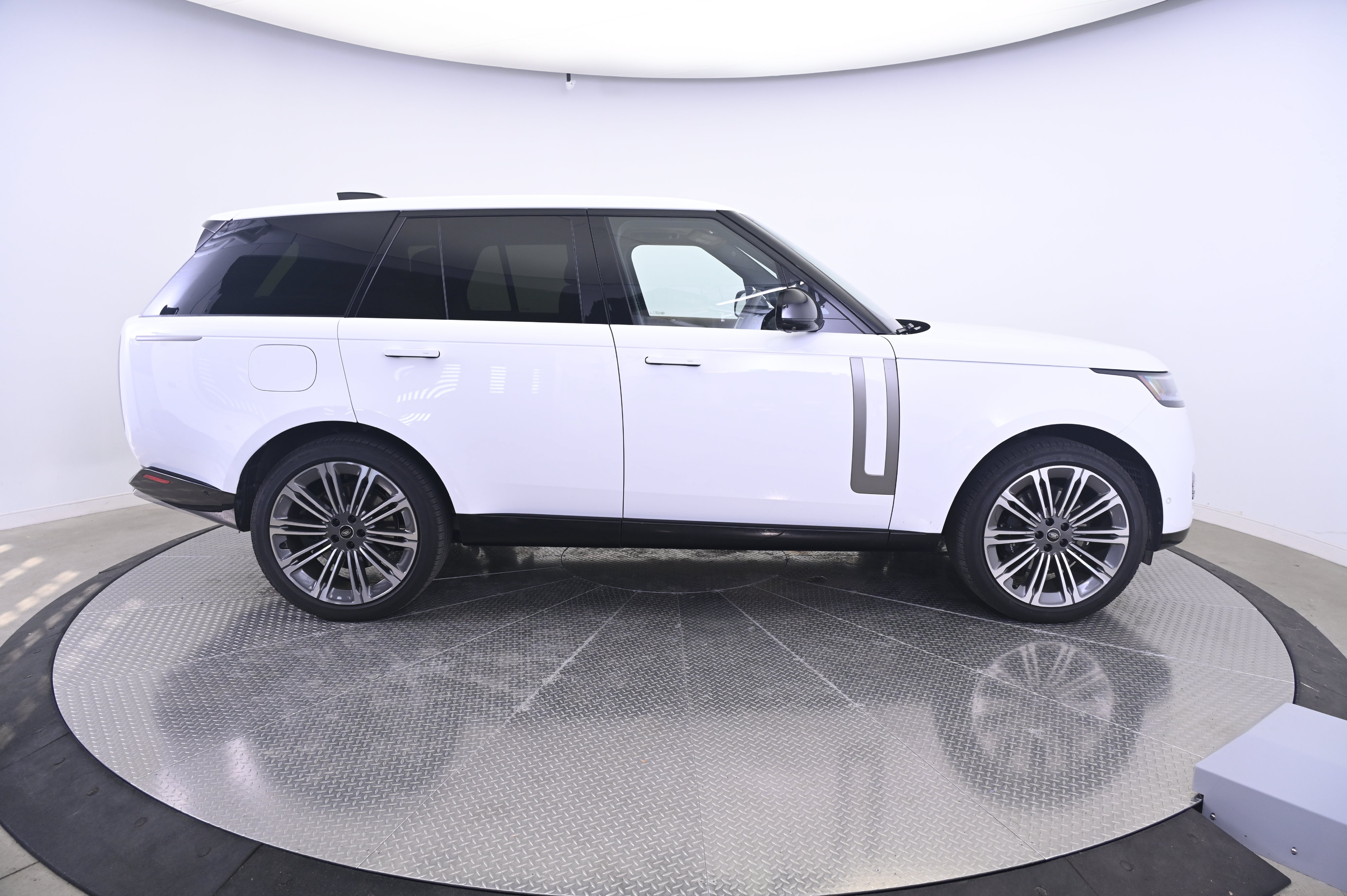 Used 2025 Land Rover Range Rover SE AWD/4WD image 8