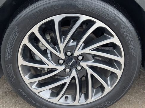 Used 2020 Lincoln Nautilus Reserve image 11