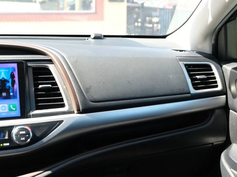 Used 2019 Toyota Highlander FWD V6 image 29