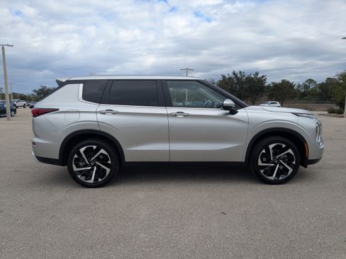 Used 2023 Mitsubishi Outlander SE image 4