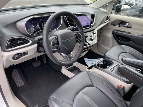 Used 2024 Chrysler Pacifica Touring-L FWD image 14