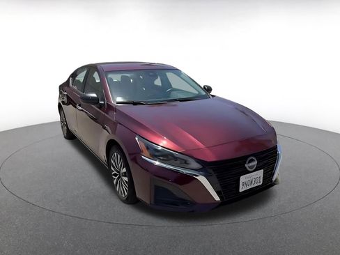 Used 2025 Nissan Altima 2.5 SV FWD image 2