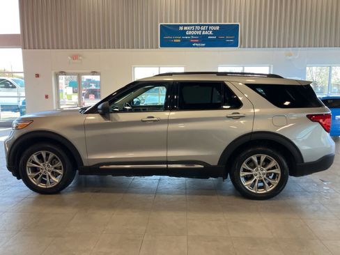 Used 2020 Ford Explorer XLT w/ Equipment Group 202A image 8