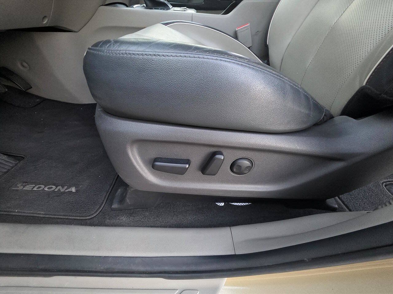 Used 2018 Kia Sedona EX FWD image 21