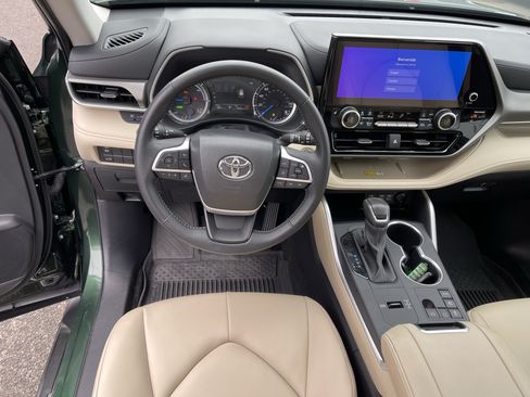 Certified 2025 Toyota Highlander XLE AWD/4WD image 12