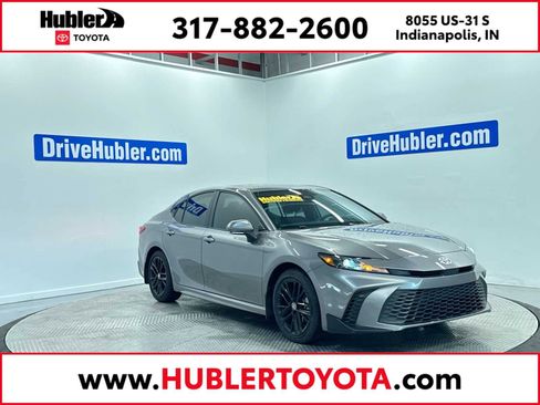 Used 2025 Toyota Camry SE image 1