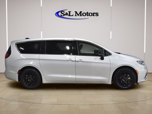Certified 2024 Chrysler Pacifica Touring-L FWD image 9