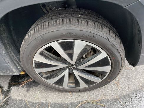 Used 2024 Volkswagen Taos SE FWD image 8