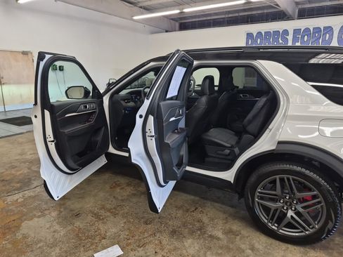 Used 2025 Ford Explorer ST-Line w/ Premium Package AWD/4WD image 16