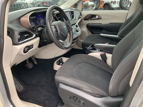 Used 2018 Chrysler Pacifica Touring Plus FWD image 29