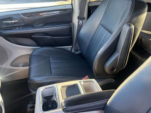 Used 2016 Chrysler Town & Country Touring image 16