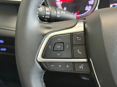 Used 2020 Toyota Highlander LE image 11