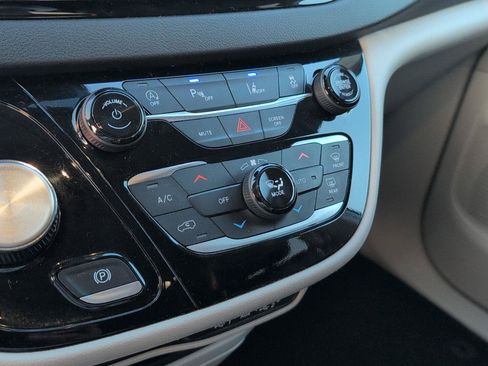 Used 2024 Chrysler Pacifica Touring-L FWD image 31