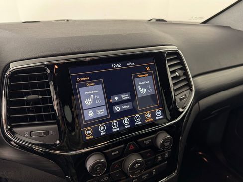 Used 2019 Jeep Grand Cherokee Altitude image 18