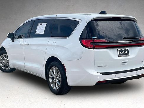 Used 2023 Chrysler Pacifica Touring-L AWD/4WD image 4