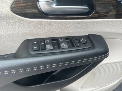 Used 2023 Chrysler Pacifica Limited FWD image 13