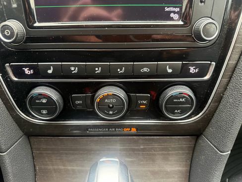 Used 2018 Volkswagen Passat 2.0T SE image 19