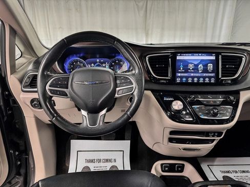 Used 2018 Chrysler Pacifica Touring-L Plus FWD image 12