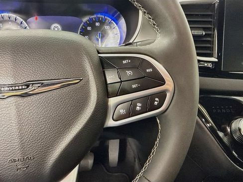Used 2025 Chrysler Pacifica Select FWD image 34
