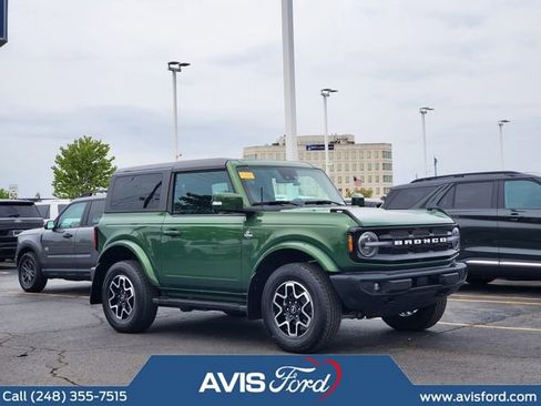 Used 2023 Ford Bronco Outer Banks AWD/4WD image 2