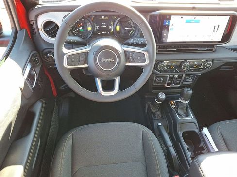 Used 2025 Jeep Wrangler Unlimited Sahara image 21