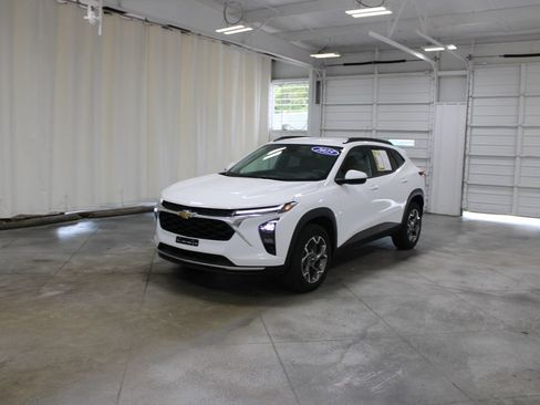Used 2025 Chevrolet Trax LT FWD image 4