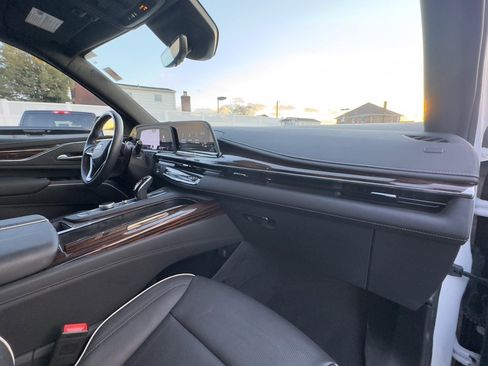 Used 2023 Cadillac Escalade Premium Luxury image 16