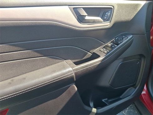 Used 2022 Ford Escape SE w/ SE Sport Appearance Package image 15