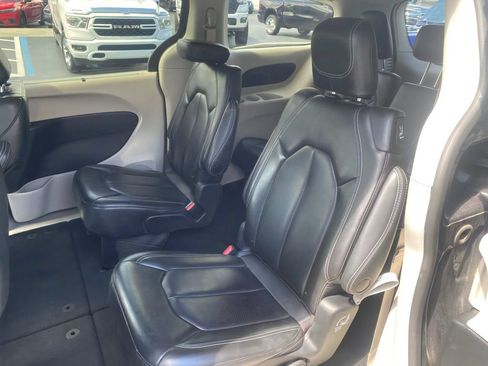 Used 2023 Chrysler Pacifica Touring-L FWD image 24