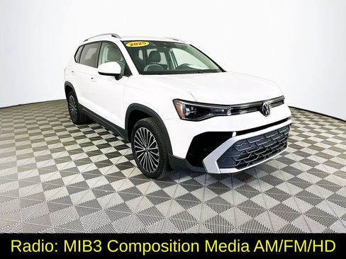 Used 2025 Volkswagen Taos SE FWD image 3