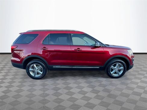 Used 2017 Ford Explorer XLT image 30