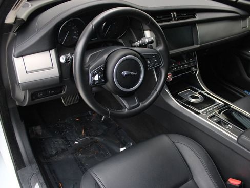 Used 2020 Jaguar XF Premium image 4