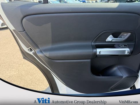Used 2023 Mercedes-Benz EQB 300 4MATIC image 19