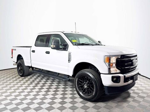 Used 2022 Ford F250 XLT w/ Black Appearance Package AWD/4WD image 3