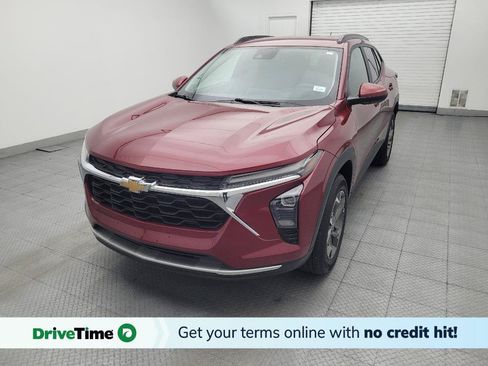 Used 2025 Chevrolet Trax LT FWD image 1