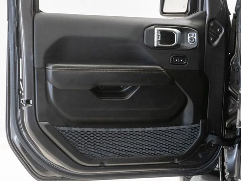 Used 2025 Jeep Wrangler Unlimited Sahara image 9