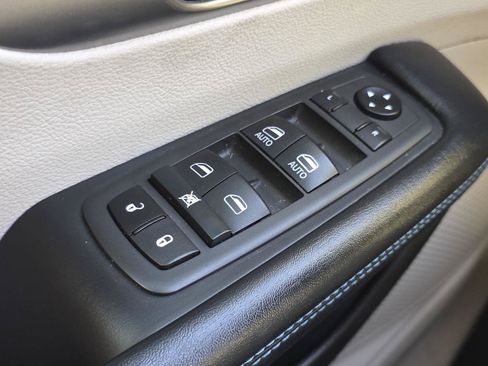 Used 2021 Chrysler Pacifica Touring-L FWD image 9