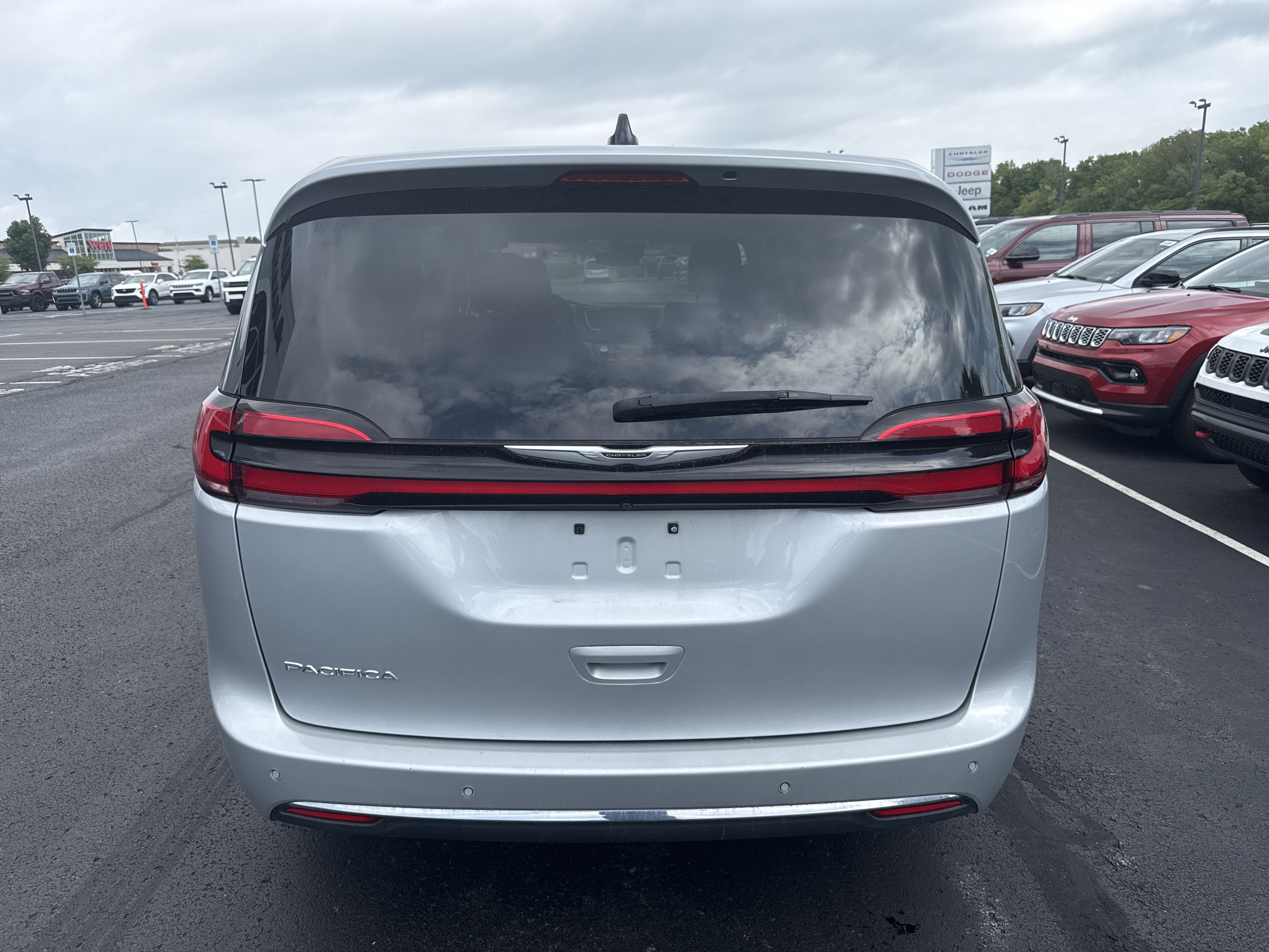 Used 2024 Chrysler Pacifica Touring-L FWD image 7